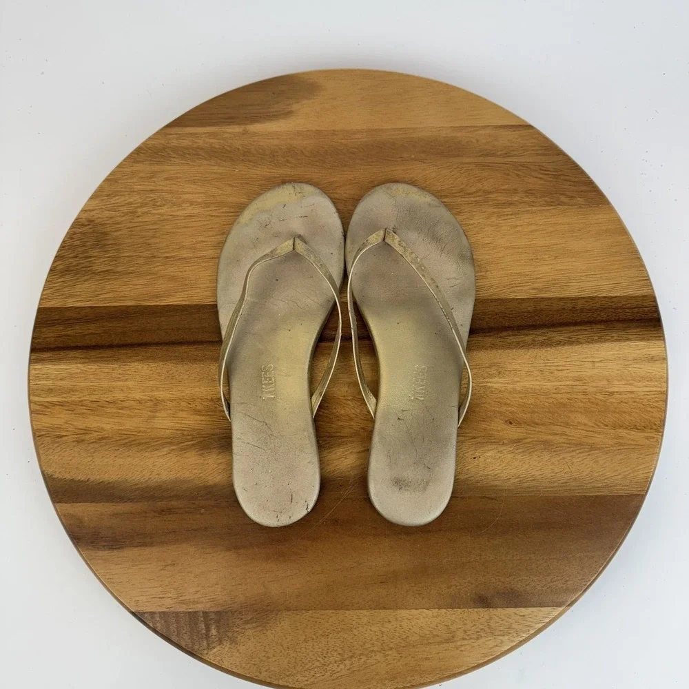 Womens Tkees Metallics Gold Leather Thong Flip Flops Shoes Sandals Size‎ 7 M GUC - Picture 6 of 8